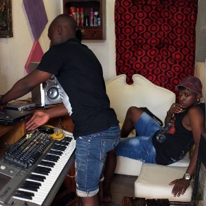 Le son de la musique tanzanienne prend le monde comme une tempête