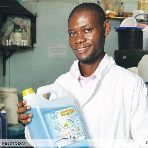 Un chimiste camerounais nettoie l'environnement avec du savon à l'huile usée