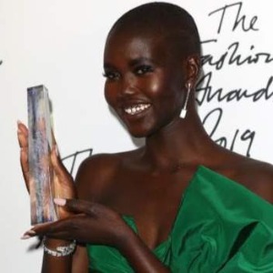 Le mannequin sud-soudanais Adut Akech remporte le modèle de l'année aux British Fashion Awards 2019
