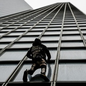 France : En soutien aux grévistes, le «Spiderman» français escalade la tour Total à La Défense