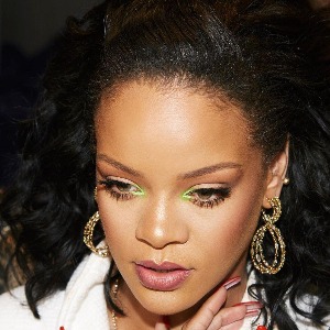 People : Photo de Rihanna qui dévoile son premier selfie de 2020 sans maquillage