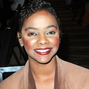 PEOPLE : Lark Voorhies  écarter de «Sauvés par le Gong», elle pense que ses troubles bipolaires…