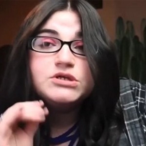 FAITS DIVERS : Vidéo  une youtubeuse frappe sa fille de 2 ans car elle a détruit sa palette de maquillage