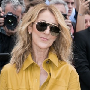 PEOPLE : Céline Dion prête au décollage dans un look original mais chic en mini-jupe