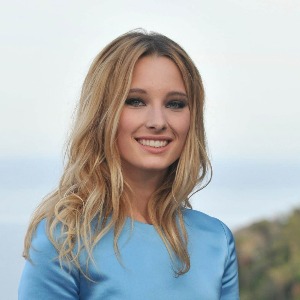 PEOPLE  : Smet, chic et sexy, en cuissardes et petit short… et de plus en plus ressemblante à sa mère !