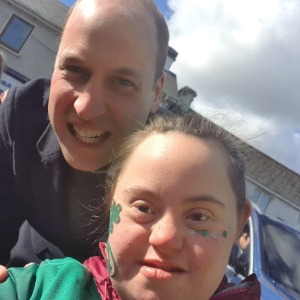 PEOPLE : Le prince William rompt le protocole royal et accepte de prendre un selfie avec une fan