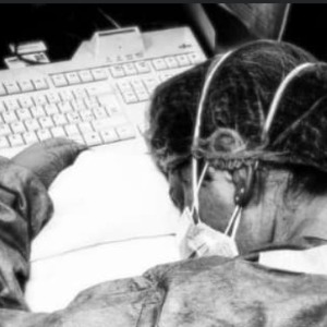 SANTE : Une photo de cette infirmière épuisée symbolise la lutte qui se vit contre le coronavirus