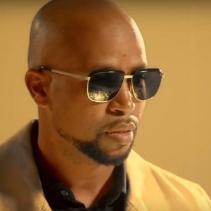 PEOPLE  : Rohff  Force et big Respect aux infirmiers et médecins !