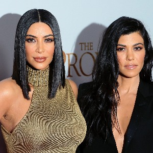 PEOPLE : Vidéo  quand Kim Kardashian lance un coup de poing à Kourtney et la toile s’enflamme !