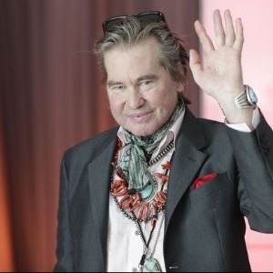 PEOPLE : Val Kilmer révèle que Cher l’a recueilli lorsqu’il a appris qu’il avait un cancer
