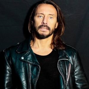 PEOPLE : Bob Sinclar pose nu et imite Emily Ratajkowski