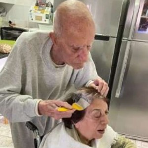 INSOLITE : Incroyable – Un homme de 92 ans teint sa femme pendant la quarantaine : l’image devient virale dans le monde entier