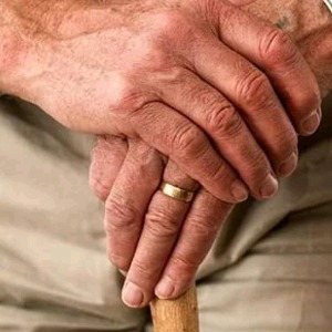 INSOLITE : Un octogénaire utilise un camion nacelle pour voir sa femme confinée en maison de retraite (photo)