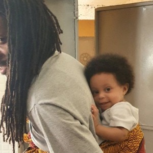 AFRIQUE : Sierra-Léone verrouillage du coronavirus: le ministre sierra-léonais «modèle» porte un bébé et tient une réunion Zoom