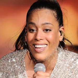 PEOPLE : Amel Bent super mince : quand elle ose le pantalon à paillettes et dévoile ses jolies formes