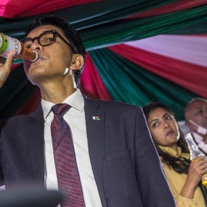 CORONAVIRUS Andy Rajoelina défend la médecine africaine : «Le problème, c’est que ça vient d’Afrique», déplore-t-il