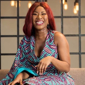 PEOPLE Côte d’Ivoire : Carmen Sama suscite à nouveau le courroux des fans de DJ Arafat