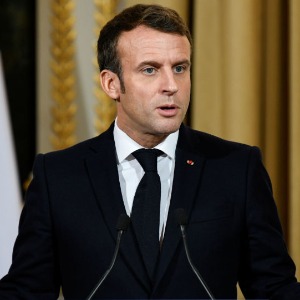 FOOTBALL : Emmanuel Macron fait mourir de rire les internautes en jouant au foot au poste d'attaquant