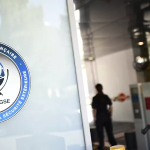 FRANCE : Arrêtés en possession d’armes, deux agents de la DGSE mis en examen à Paris pour un projet de meurtre