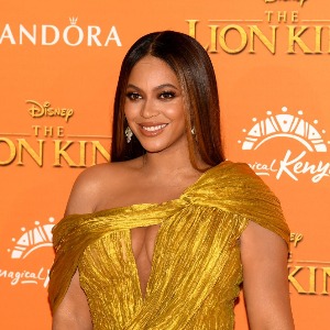PEOPLE : Beyoncé s’affiche dans une magnifique robe très échancrée !