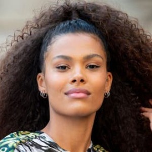 PEOPLE Instagram en feu : Tina Kunakey affiche une photo en bikini