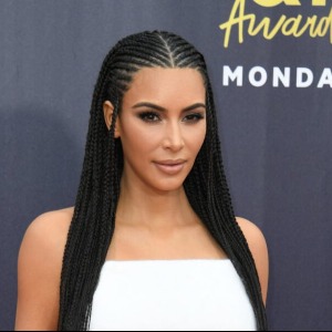 PEOPLE : Kim Kardashian s’affiche avec des chaussures excentriques et fait l’unanimité !