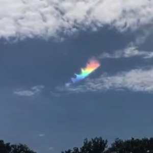 INSOLITE : LES IMAGES FÉÉRIQUES ET RARES D'UN "ARC-EN-CIEL DE FEU"