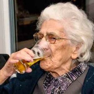 INSOLITE :  Robertine, 97 ans, boit jusqu'à 20 bières par jour