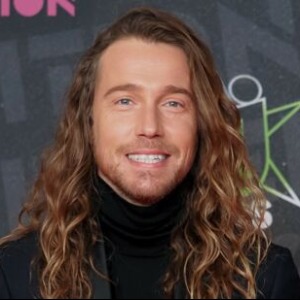 PEOPLE :Julien Doré pose nu pour souhaiter la bonne année à ses fans (PHOTO)