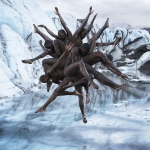 DANSE MODERNE : C'est dans un projet photo surréaliste, ces danseurs semblent défier les lois de la gravité.