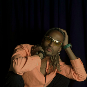 MODE : Le designer ougandais Bobby Kolade résiste au commerce des vêtements d’occasion