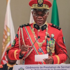 Les chefs militaires du Gabon déclarent qu'ils envisagent d'organiser des élections générales en août 2025