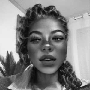 EDITORIAL par Félicité VINCENT Rédactrice en cheffe: À la poursuite du papier  r