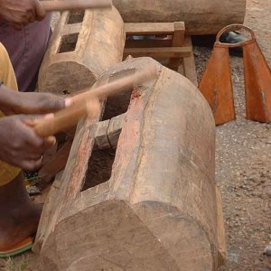 LE TAMBOUR  NKUL, porteur de messages musicaux de l'Afrique.