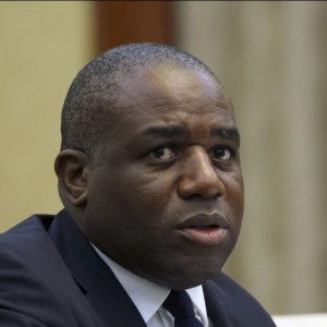 Le ministre britannique des Affaires étrangères relance le débat sur les réparations pendant sa visite au Nigeria.