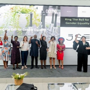 La JSE fait sonner la cloche pour défendre l'égalité des sexes à l'occasion de la Journée internationale des femmes