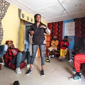 Les femmes congolaises utilisent la poésie slam pour faire entendre leur voix au milieu du conflit