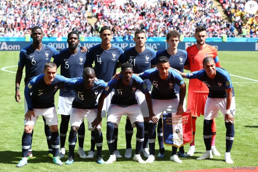 Mondial 2018 : Les familles des Bleus ont vibré avec Vianney et Nagui