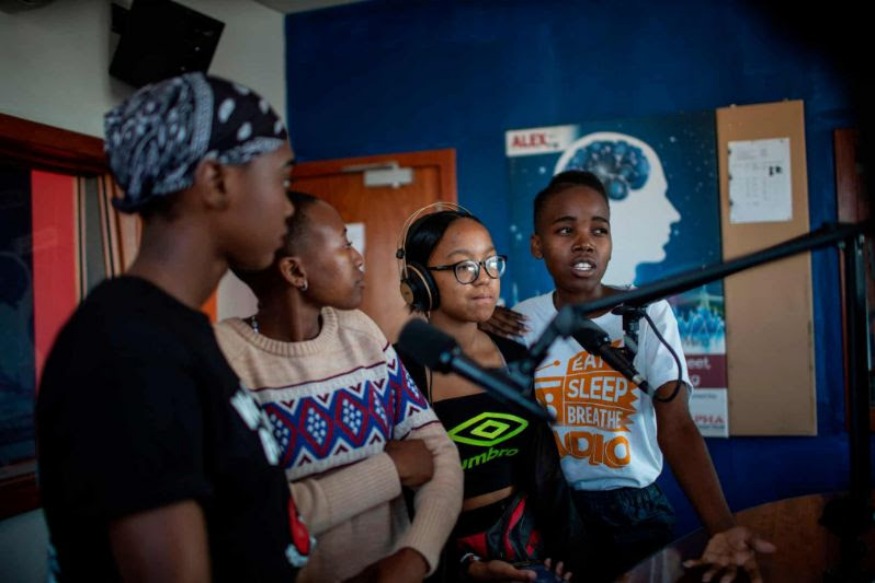 Les adolescents sud-africains utilisent la radio pour lutter contre la criminalité armée - en images