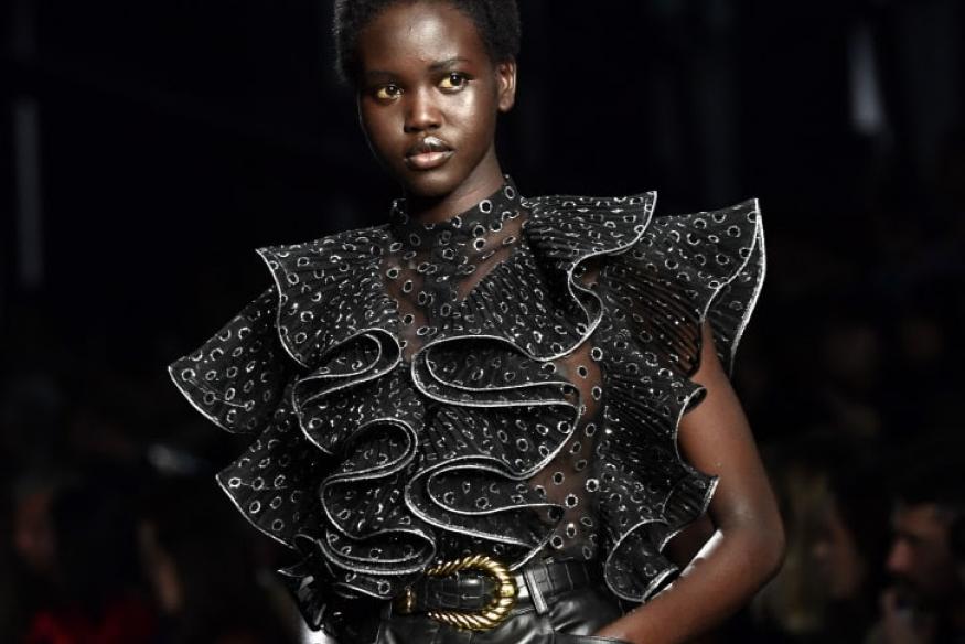 Cover Girl Bungle Feuilles a un Goût acide dans l'un des meilleurs modèles de l'Afrique