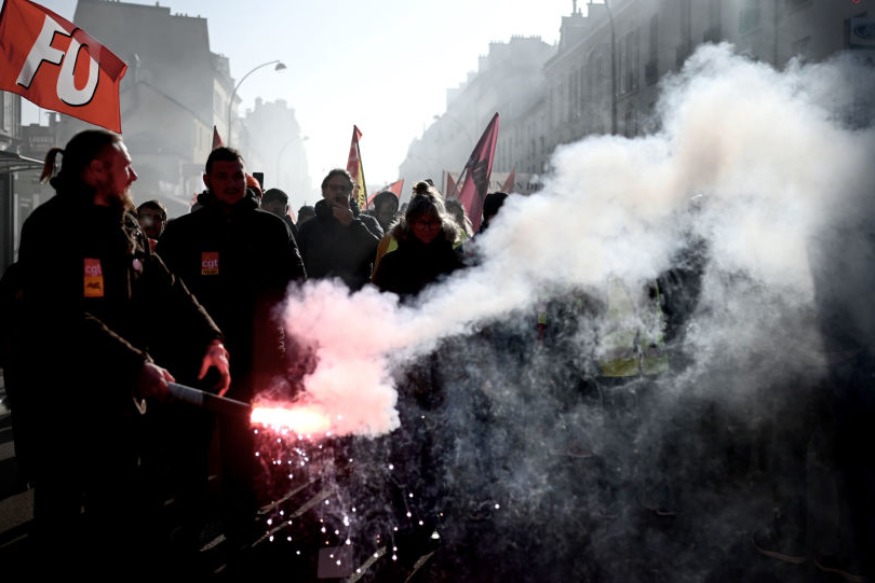 France : Déplacement de Macron à Versailles: des manifestants repoussés par les forces de l’ordre - vidéos