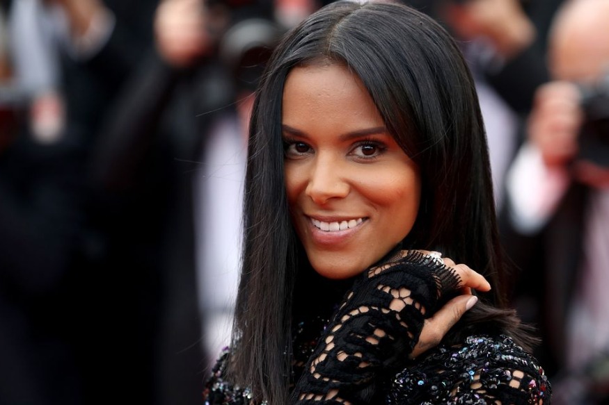 PEOPLE : Shy’m  jean troué et sweat vintage, elle séduit ses fans dans un look canon et plus sage