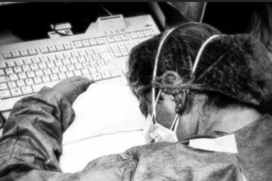 SANTE : Une photo de cette infirmière épuisée symbolise la lutte qui se vit contre le coronavirus