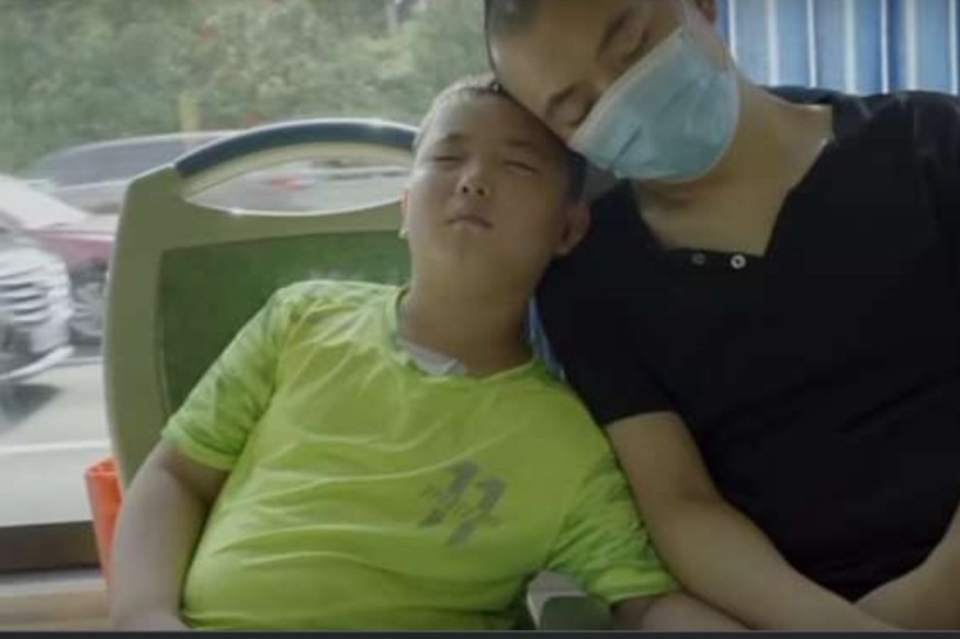 PEOPLE : Un garçon prend 18 kilos pour sauver la vie de son père grâce à une greffe de cellules souches