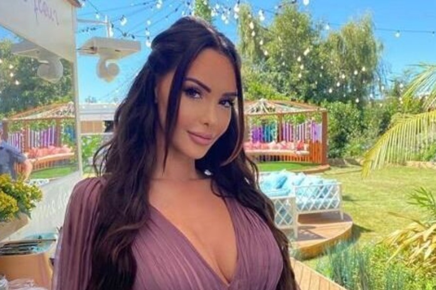 PEOPLE : Nabilla charme ses fans avec son look streetwear du jour !