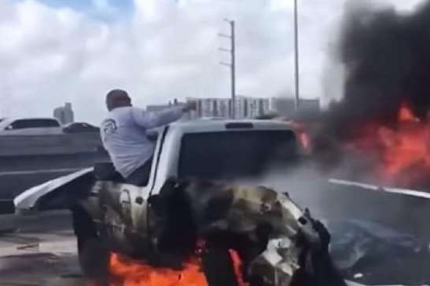PEOPLE : L’homme prisonnier d’une voiture en feu voit les gens filmer la scène avec leurs téléphones au lieu de l’aider