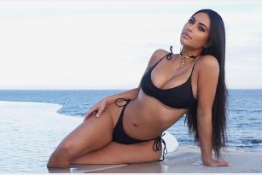 PEOPLE : Kylie Jenner  super sexy en crop top et minijupe nude