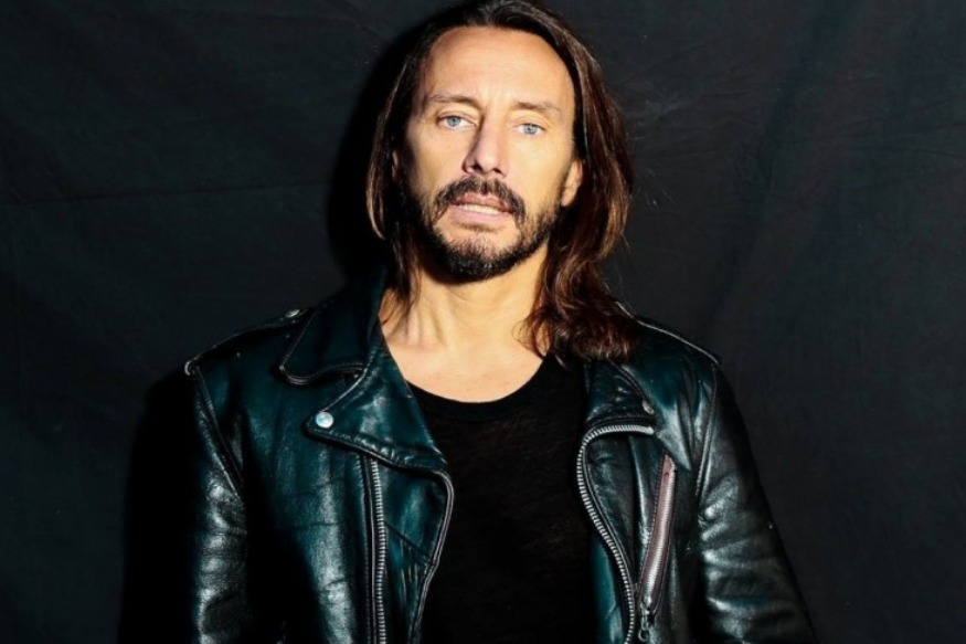 PEOPLE : Bob Sinclar pose nu et imite Emily Ratajkowski