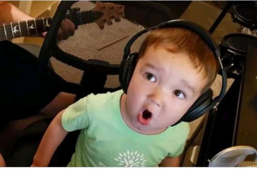 INSOLITE : Daniel, de seulement deux ans, prend le micro de son papa – et interprète un classique d’Elvis