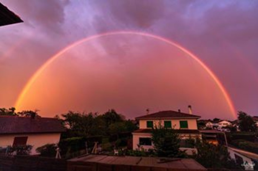 FRANCE : Insolite en plein confinement  le Pays basque découvre un magnifique arc en ciel (Photos)